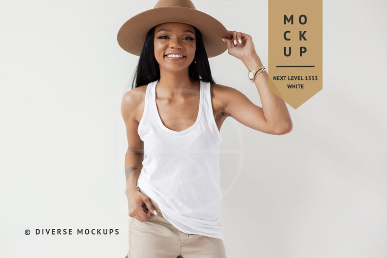 Pode incluir: Uma mulher vestindo um top branco sem mangas e um chap&eacute;u fedora marrom. O top &eacute; uma tela em branco para personaliza&ccedil;&atilde;o. A imagem &eacute; rotulada como "MOCK UP" com o texto "NEXT LEVEL 1533 WHITE".