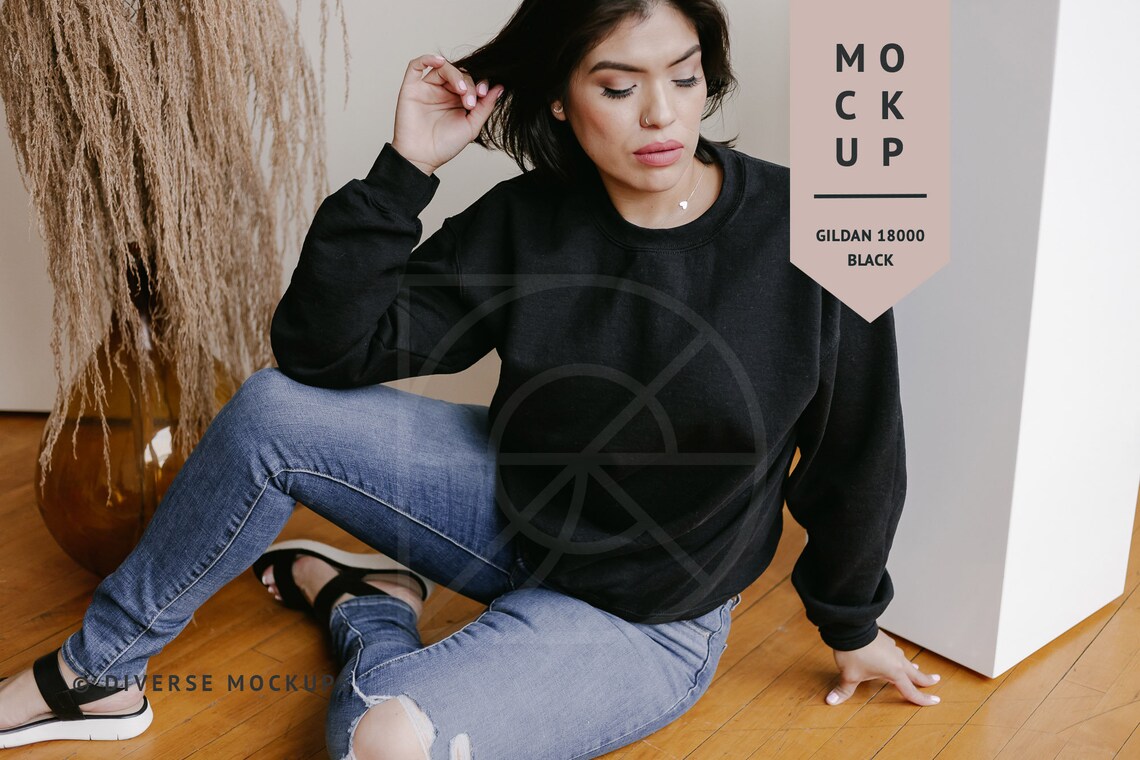Download MOCKUP Black Gildan 18000 Crew Sweatshirt Latina Model | Etsy
