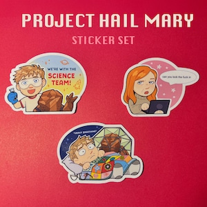 K&ouml;nnte beinhalten: Ein Project Hail Mary Aufkleber-Set mit drei Illustrationen. Eine zeigt eine Figur mit blauem Handschuh und dem Text WE'RE WITH THE SCIENCE TEAM! Eine andere zeigt eine Figur am Laptop mit dem Text can you lock the fuck in. Die dritte zeigt eine Figur im Bett mit dem Text HEAVY BREATHING.