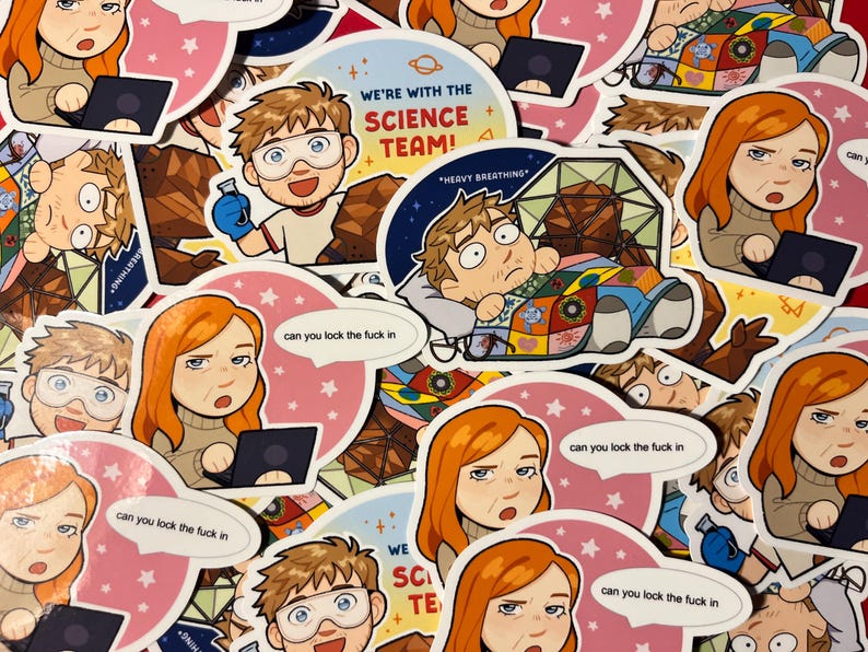 K&ouml;nnte beinhalten: Eine Sammlung von gestanzten Aufklebern mit Cartoon-Illustrationen. Die Motive zeigen eine Person mit orangefarbenen Haaren an einem Laptop mit dem Text 'can you lock the fuck in', sowie eine Person mit Schutzbrille und eine Person im Bett.