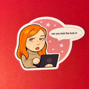 K&ouml;nnte beinhalten: Ein gestanzter Aufkleber mit einer Zeichentrickfigur mit orangefarbenen Haaren, die einen beigen Rollkragenpullover tr&auml;gt und auf einem schwarzen Laptop tippt. Eine Sprechblase enth&auml;lt den Text 'can you lock the fuck in' vor einem rosa Hintergrund.
