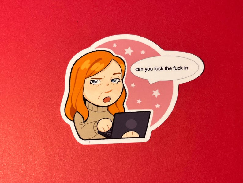 K&ouml;nnte beinhalten: Ein gestanzter Aufkleber mit einer Zeichentrickfigur mit orangefarbenen Haaren, die einen beigen Rollkragenpullover tr&auml;gt und auf einem schwarzen Laptop tippt. Eine Sprechblase enth&auml;lt den Text 'can you lock the fuck in' vor einem rosa Hintergrund.