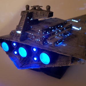Modello di Star Destroyer di Star Wars con luci pulsanti del motore e luci standard. A batteria o a spina.