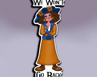 Pode incluir: Uma ilustração de desenho animado de uma mulher usando um chapéu azul e marrom com flores, um vestido azul e segurando um cartaz que diz "Votes for Women". O texto "We Won't Go Back" está escrito em letras pretas sobre um fundo branco.