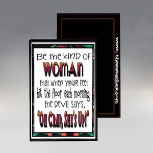 Puede incluir: Impresión enmarcada con el texto "Be the kind of WOMAN that when YOUR Feet hit the floor each morning the Devil says, 'Oh Crap, She's Up!'" La impresión tiene un marco negro con borde blanco y una dirección web.