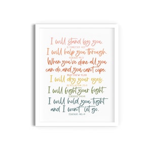 Può includere: Una stampa incorniciata con testo motivazionale in vari colori. Il testo include frasi come "Sarò al tuo fianco" e "Ti aiuterò ad attraversare". La stampa è in una cornice bianca ed è adatta per l'arredamento della casa.