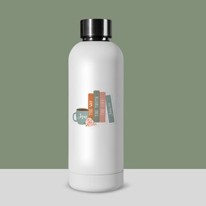 Puede incluir: Botella de agua blanca con una pegatina de una taza de caf&eacute; y libros con el texto "Jes&uacute;s", "El Camino", "La Verdad" y "La Vida".