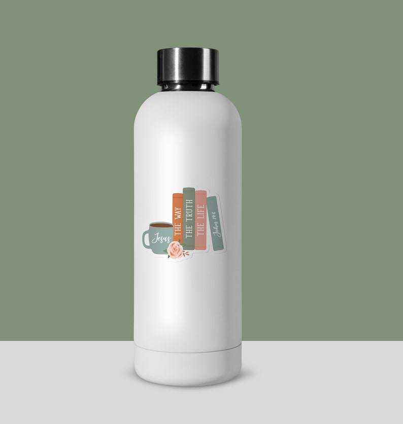 Puede incluir: Botella de agua blanca con una pegatina de una taza de caf&eacute; y libros con el texto "Jes&uacute;s", "El Camino", "La Verdad" y "La Vida".
