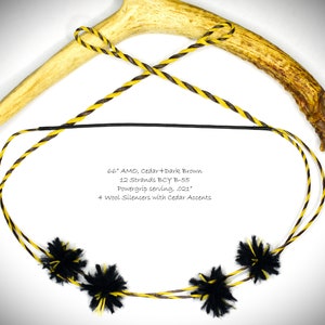 Può includere: Una corda per arco da 167,64 cm (66 pollici) realizzata con 12 fili di corda BCY B-55. La corda è gialla e marrone con accenti neri. La corda ha un servizio di presa di potenza e quattro silenziatori in lana con accenti in cedro.