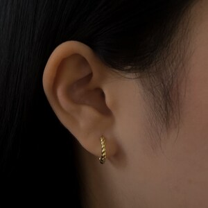 18k Gold Twisted Hoops,Dainty Gold Hoops,Simple Huggie,Minimalist Earring,Twisted Hoops,Stackable Earrings,Gold Hoop Earrings,Gifts for Her
