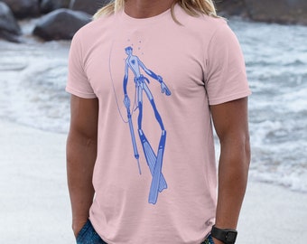 Könnte beinhalten: Hellrosa T-Shirt mit einer blauen Illustration eines Tauchers mit Harpune, Flossen und Tauchmaske. Der Taucher ist stilisiert dargestellt, mit Blasen, die über seinem Kopf aufsteigen. Es ist ein lässiges Kleidungsstück.