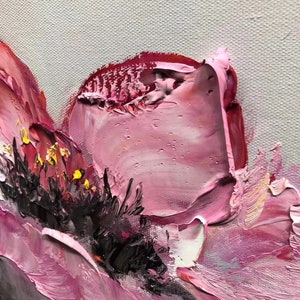 K&ouml;nnte beinhalten: Nahaufnahme einer rosa und roten Blumenmalerei mit dicken Pinselstrichen. Die Bl&uuml;tenbl&auml;tter der Blume sind in Rosat&ouml;nen und Rot gemalt, mit einem dunkleren roten Zentrum. Das Gem&auml;lde hat einen strukturierten, abstrakten Stil.