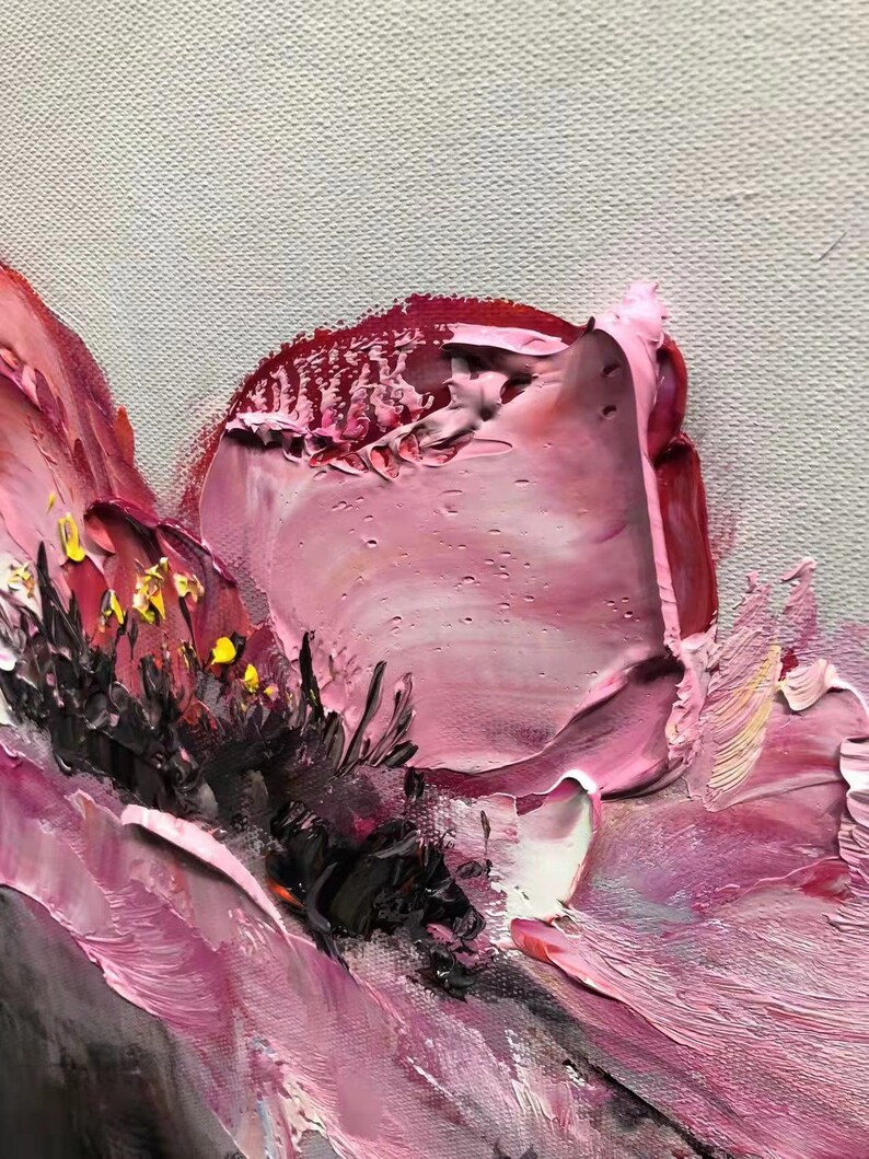K&ouml;nnte beinhalten: Nahaufnahme einer rosa und roten Blumenmalerei mit dicken Pinselstrichen. Die Bl&uuml;tenbl&auml;tter der Blume sind in Rosat&ouml;nen und Rot gemalt, mit einem dunkleren roten Zentrum. Das Gem&auml;lde hat einen strukturierten, abstrakten Stil.