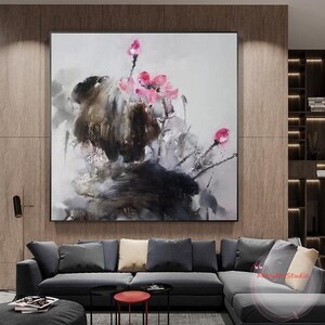 K&ouml;nnte beinhalten: Abstraktes Gem&auml;lde mit einer gro&szlig;en rosa Blume auf einem dunklen Hintergrund und Pinselstrichen. Das Gem&auml;lde ist gerahmt und h&auml;ngt an einer Wand.