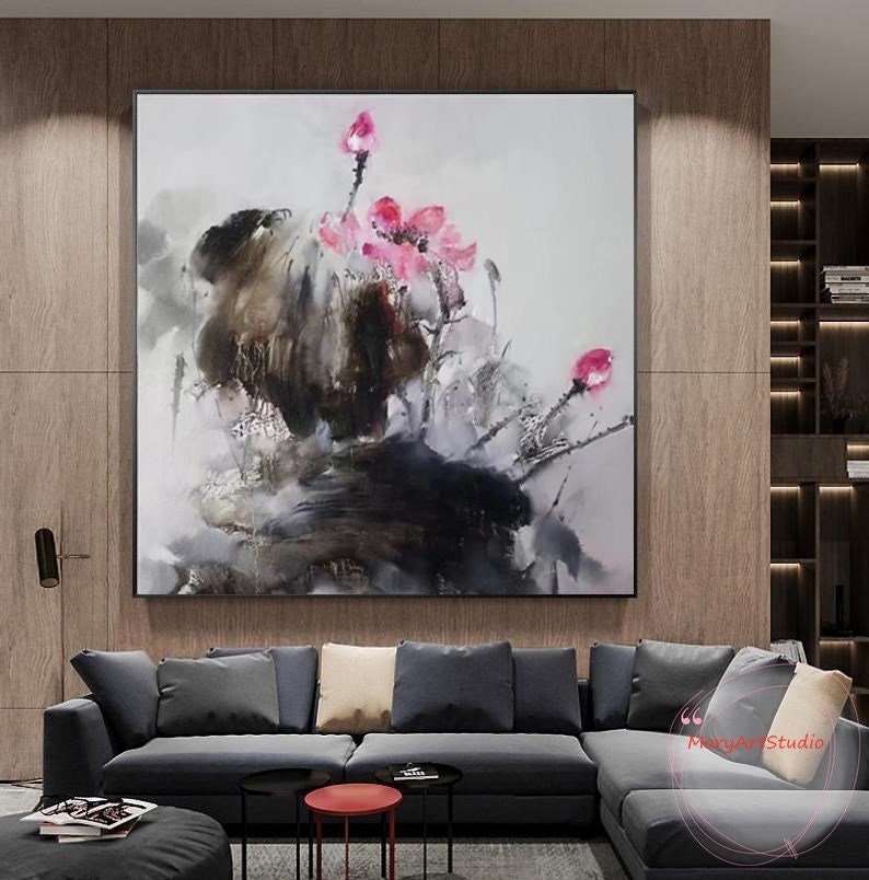 K&ouml;nnte beinhalten: Abstraktes Gem&auml;lde mit einer gro&szlig;en rosa Blume auf einem dunklen Hintergrund und Pinselstrichen. Das Gem&auml;lde ist gerahmt und h&auml;ngt an einer Wand.