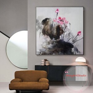 K&ouml;nnte beinhalten: Abstrakte Malerei von rosa Lotusblumen in einem grauen und schwarzen Aquarell-Stil. Das Gem&auml;lde ist gerahmt und h&auml;ngt an einer Wand in einem modernen Wohnzimmer.