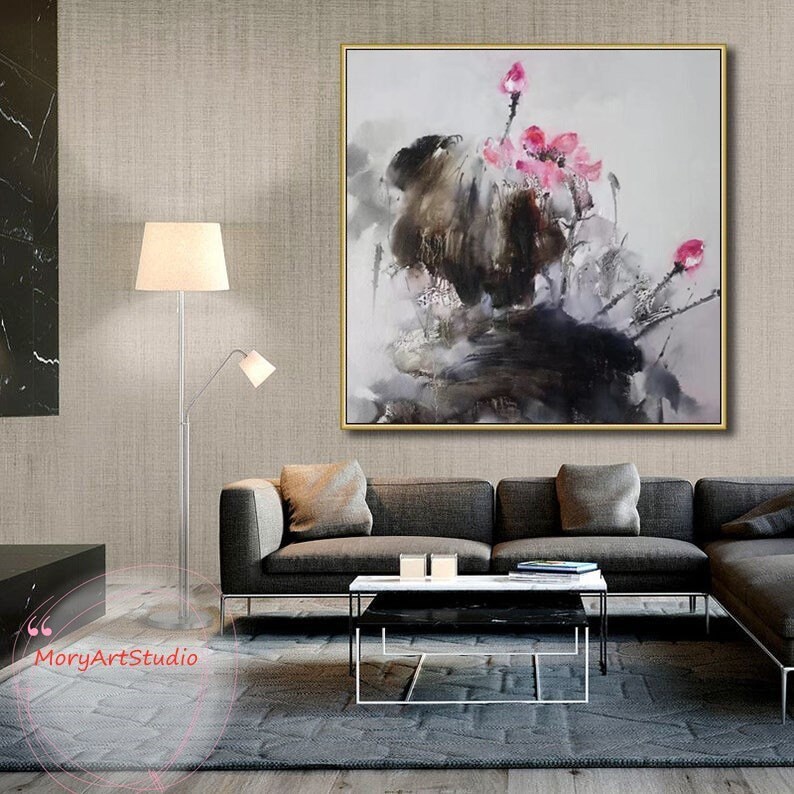 K&ouml;nnte beinhalten: Abstrakte Malerei mit rosa Blumen, grauen und schwarzen Pinselstrichen auf wei&szlig;em Hintergrund. Das Gem&auml;lde ist in einem goldenen Rahmen gerahmt und h&auml;ngt an einer Wand in einem Wohnzimmer.