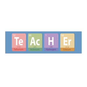 Può includere: Grafica rettangolare blu che dice "TEACHER" usando elementi della tavola periodica. Le lettere sono rappresentate dagli elementi Tellurio, Attinio, Idrogeno ed Erbio, ciascuno in un colore diverso.