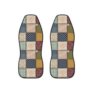 Könnte beinhalten: Zwei Autositzbezüge mit Patchwork-Design. Das Design umfasst Quadrate aus Jeansstoff, Tupfen, Blumenmustern und Vichy. Jeder Bezug hat ein herzförmiges Design in der Mitte.