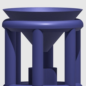 Puede incluir: Un pedestal de cerámica azul con una parte superior redonda y cuatro patas cilíndricas. La parte superior tiene forma de embudo.