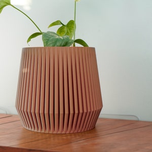 Modern Plant Pot with Drainage, 3D Printed Planter Pot Unique Modern Ribbed Design, Lightweight Stratos