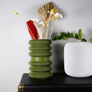 BANDES Vase, Modern 3D Printed Ridged Vase, Eco Vase,  Modern Dried Flower Holder,  Matte Green Deco Vase