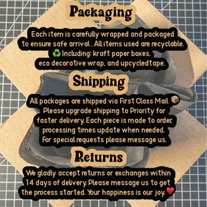 Peut inclure: Texte sur un fond brun avec les mots "Packaging", "Shipping" et "Returns". Le texte d&eacute;crit comment les articles sont emball&eacute;s, exp&eacute;di&eacute;s et retourn&eacute;s. Le texte comprend les mots "recyclable", "First Class Mail", "Priority", "fait sur commande" et "14 jours de livraison".