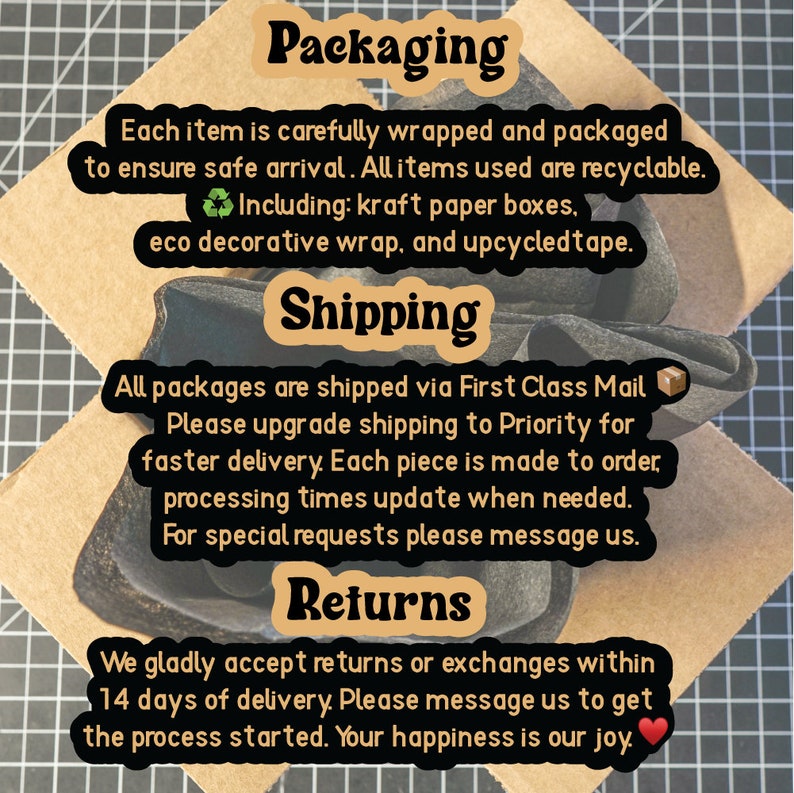Peut inclure: Texte sur un fond brun avec les mots "Packaging", "Shipping" et "Returns". Le texte d&eacute;crit comment les articles sont emball&eacute;s, exp&eacute;di&eacute;s et retourn&eacute;s. Le texte comprend les mots "recyclable", "First Class Mail", "Priority", "fait sur commande" et "14 jours de livraison".
