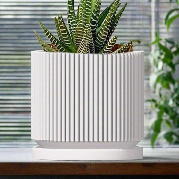 Der gerippte Blumentopf in weiß, moderner Mid-Century Topf mit Ablauf und Untersetzer, Funky Pots