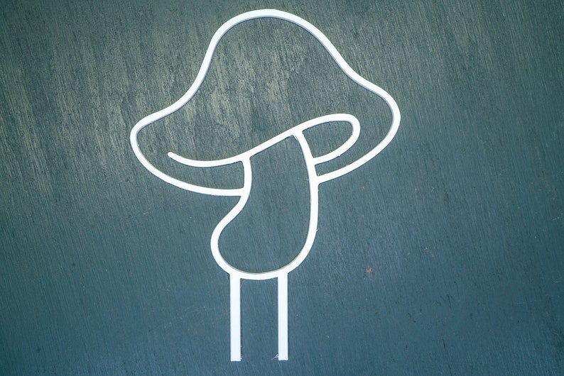 Peut inclure: Contour blanc d'un champignon sur un fond bleu.