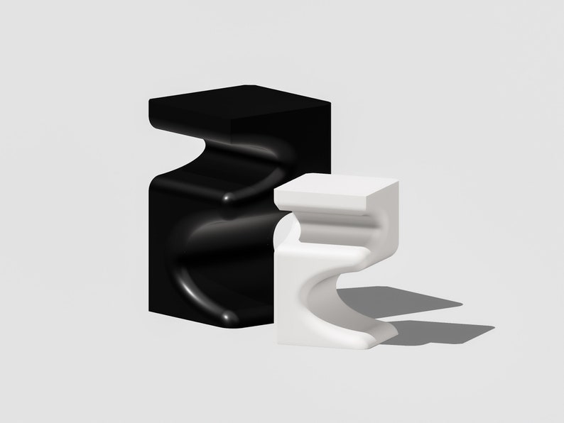 Pu&ograve; includere: Due tavolini scultorei moderni, uno nero e uno bianco. Entrambi hanno un piano quadrato e un design curvo a forma di onda sui lati. I tavolini sono posizionati su una superficie bianca, proiettando ombre.