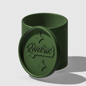 Op de afbeelding: Een groene cilindrische container met een deksel. Het deksel heeft het woord "Roadbud" erop gegraveerd. De container heeft een ontwerp van cactussen en sterren.