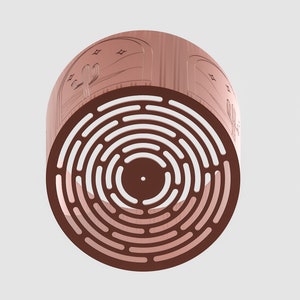 Op de afbeelding: Een bruine metalen plantenbak met een cirkelvormig uitsparingontwerp. De plantenbak heeft een decoratief ontwerp aan de bovenrand met een cactus en sterren.