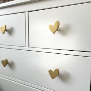 Perilla de madera con forma de corazón dorado: tirador artesanal para cajón de guardería