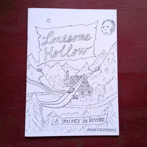 Op de afbeelding: Zwart-witte illustratie van een boekomslag met de titel "Lonesome Hollow: A Trilogy in Reverse" van Mark Castrodale. De omslag toont een tekening van een kronkelende weg door een bergdal met een klein stadje in de verte.