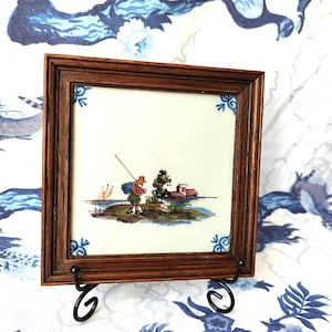 Vintage Makkum Tichelaar Polychrome Hand bemalte Fliese mit der Darstellung Schäfer mit Häusern und Booten Landschaft