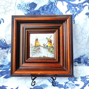 Vintage Delft Polychrome Style Fliese in einem großen Holzrahmen