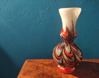 Vintage Opalin Florence vas med svart och orange virveldesign av Carlo Moretti