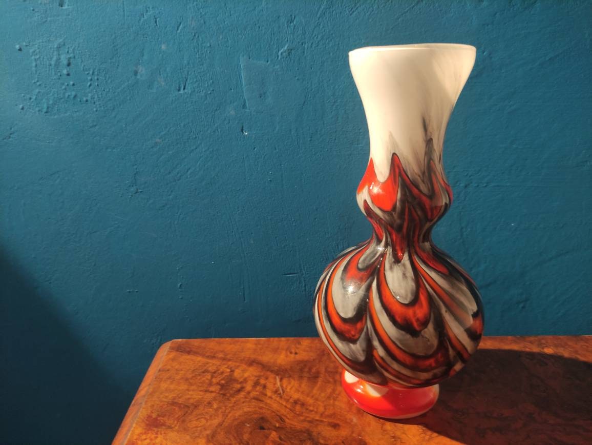 Paire d'Importants Vases Cornets En Opaline de Baccarat 1830