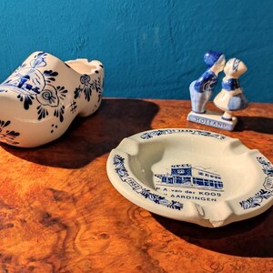 Hand-painted Delft-blue ashtray from 1977 Set