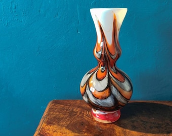 Vintage Opalin Florence vas med svart och orange virveldesign av Carlo Moretti