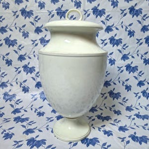 Enorme vaso a urna originale Wedgwood con coperchio