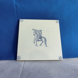Azulejo vintage azul de Delft pintado a mano que representa a un jinete