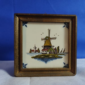 Vintage Makkum Tichelaar Polychrome handbemalte Fliese mit Häuser und Booten Landschaft