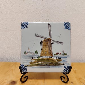 Vintage Makkum Tichelaar Polychrome handbemalte Fliese mit der Darstellung einer Windmühle und einer holländischen Landschaft