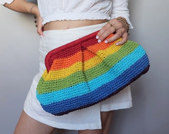 Tęczowa kopertówka z rafii szydełkowej, torebka Pride Summer