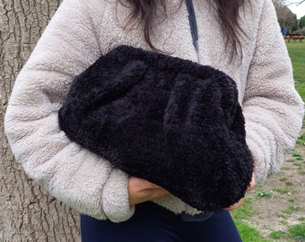 Schwarze Plüschfelltasche, schwarze Fell-Teddytasche, schwarze Wintertasche, schwarze Herbsttasche