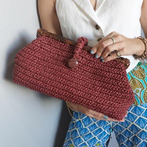 Cartera de mano de rafia de paja de color marrón rojizo con marco de madera, cartera con asa de bambú, cartera de mano de paja roja, bolso de noche de rafia