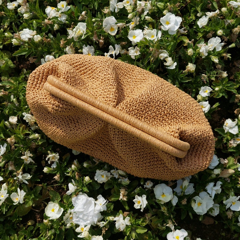 Borsa a marsupio estiva in paglia, pochette moderna fatta a mano in vimini naturale per le donne, borsa in rafia di paglia, borsa tessuta all'uncinetto in rafia immagine 8
