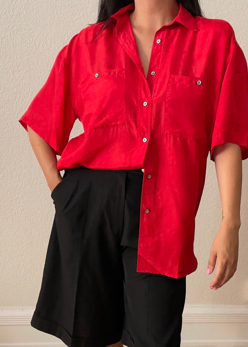 camisa roja de seda
